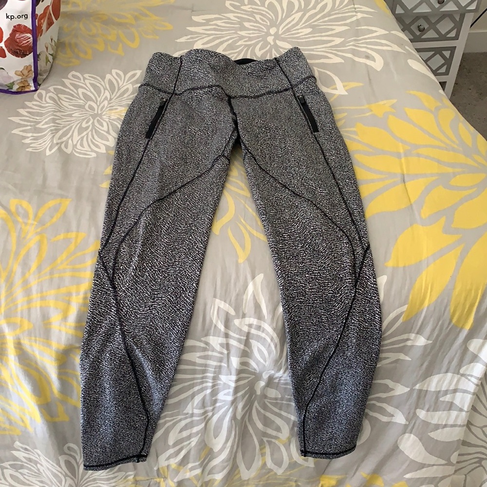 White/black lulu lemon leggings